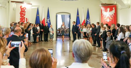 Agata Duda cała w kwiatach. Prezydentowa świetnie wie, jak podkreślić swoją figurę