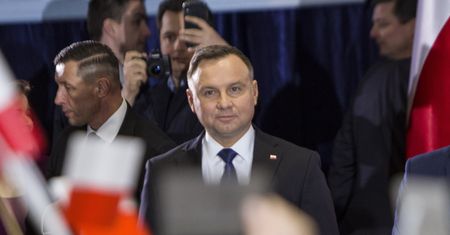Reforma sądownictwa, wybory prezydenckie i roszady w PO. Okładki tygodników