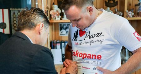 Prezydent Andrzej Duda przekazał na WOŚP koszulkę i zdjęcie