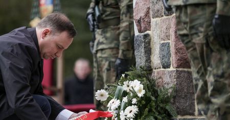 Prezydent Andrzej Duda podpadł prawicy. Zarzucają, że uczcił "bandycką formację"