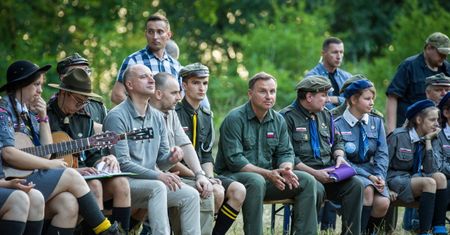 Prezydent Duda spotkał się z harcerzami, wizytę przerwały śpiewy. "Płonie ognisko w lesie, prezydent bajki plecie"