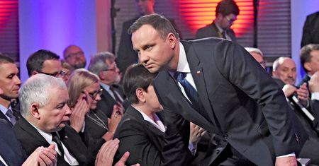 Cios dla Kaczyńskiego. Wyborcy PiS murem za Dudą. Najnowszy sondaż