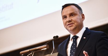 Andrzej Duda nie mógł rozpocząć wykładu w Zurychu. Okrzyki "wolne sądy", "Konstytucja"