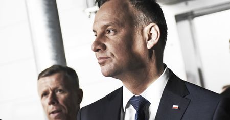 Duda chce szacunku, Komorowski szukał bliskości. Porównano ich zdjęcia