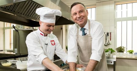 Prezydent Duda piecze babę wielkanocną. Jak mu poszło?