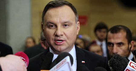 Prezydent wdał się w polemikę z prof. Matczakiem. "No comment"