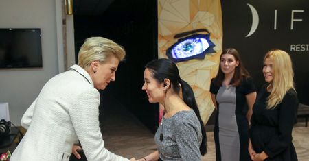 Agata Duda w restauracji prowadzonej przez osoby niewidome. Postawiła na biel