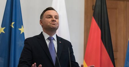 Andrzej Duda w Berlinie. Tłumaczy zależność między żarówką energooszczędną a demokracją