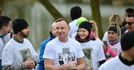 Niska temperatura prezydentowi nie przeszkadza. Andrzej Duda biegnie w krótkim rękawku
