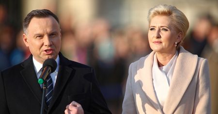 Agata Kornhauser-Duda w szlafrokowym płaszczu. Pierwsza dama zna trendy na jesień