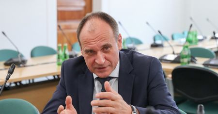 Andrzej Duda podpisał. Paweł Kukiz wysyła prezent prawy i sprawiedliwy