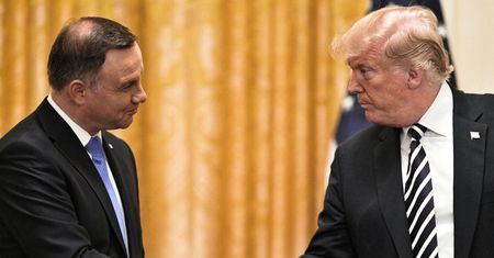 Andrzej Duda stoi, Donald Trump wygodnie siedzi. Ujawniamy kulisy zdjęcia z Białego Domu