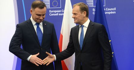 Duda połyka Tuska w wyborach prezydenckich. W obu turach