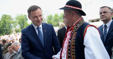 Polacy doceniają pracę Dudy i samorządów. Parlamentu - niekoniecznie