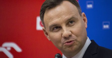 Andrzej Duda pokazuje PiS pazurki. Traci w oczach Polaków