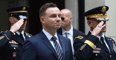 Zwycięstwo prezydenta w sondażu. Macierewicz i Schetyna największymi przegranymi