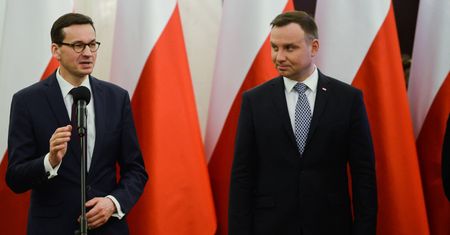 Od tragedii do polityki. Gorąca dyskusja wokół żałoby narodowej, której władza nie ogłosiła