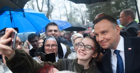 Politycy korzystają z komunikatorów. "Wydaje im się, że treść wiadomości jest poufna"