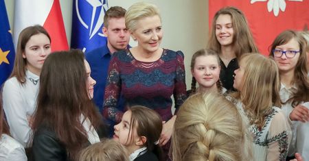 Tajemniczo i zmysłowo. Agata Duda w koronkowej sukience z wyprzedaży