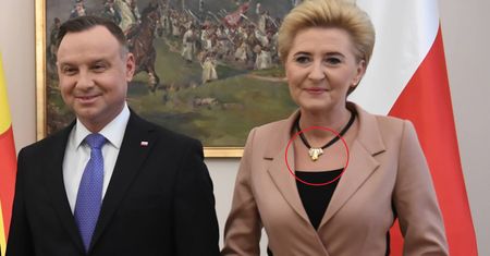 Agata Kornhauser-Duda podczas oficjalnych wizyt z Elizabetą Gjorgievską. Uwagę przykuwa naszyjnik