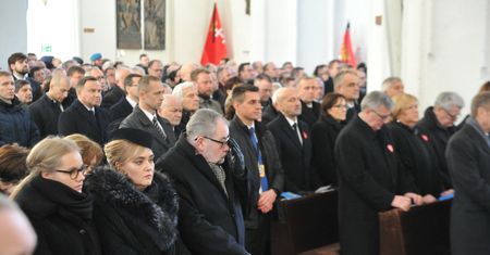 Ostatnie pożegnanie Adamowicza. Urzędnicy państwowi w dalszych rzędach