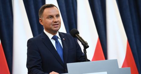 Prezydent Andrzej Duda ma dylemat. "FAZ": Emancypacja wychowanka