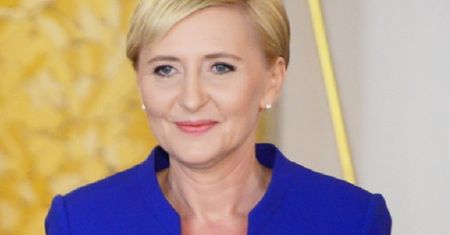 Agata Duda w granatowym płaszczu na obchodach święta Konstytucji 3 Maja