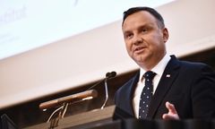 Andrzej Duda nie mógł rozpocząć wykładu w Zurychu. Okrzyki "wolne sądy", "Konstytucja"