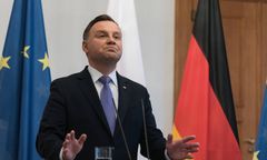 Andrzej Duda w Berlinie. Tłumaczy zależność między żarówką energooszczędną a demokracją