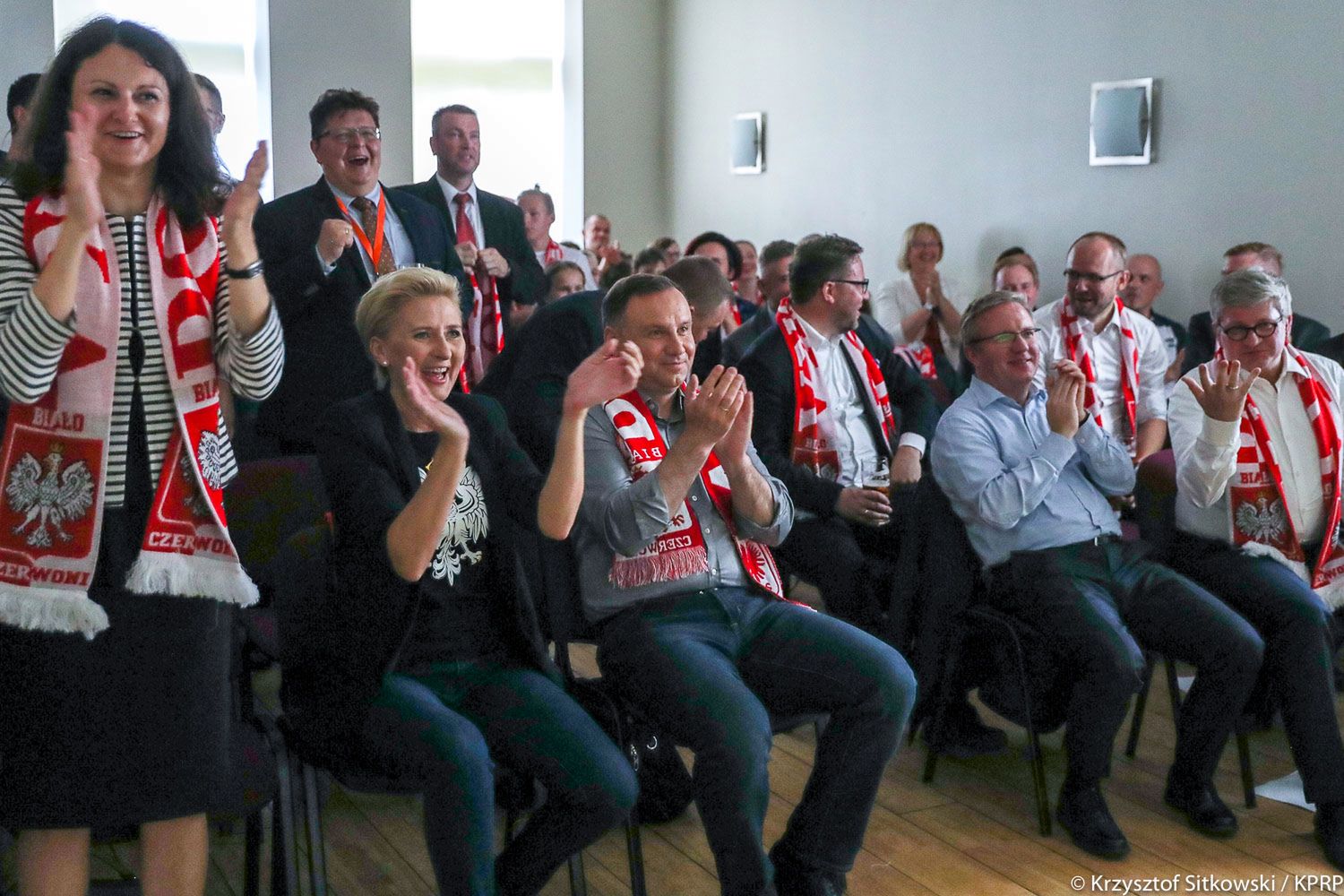 Koszulka z orzełkiem i dżinsy. Pierwsza dama kibicuje z klasą