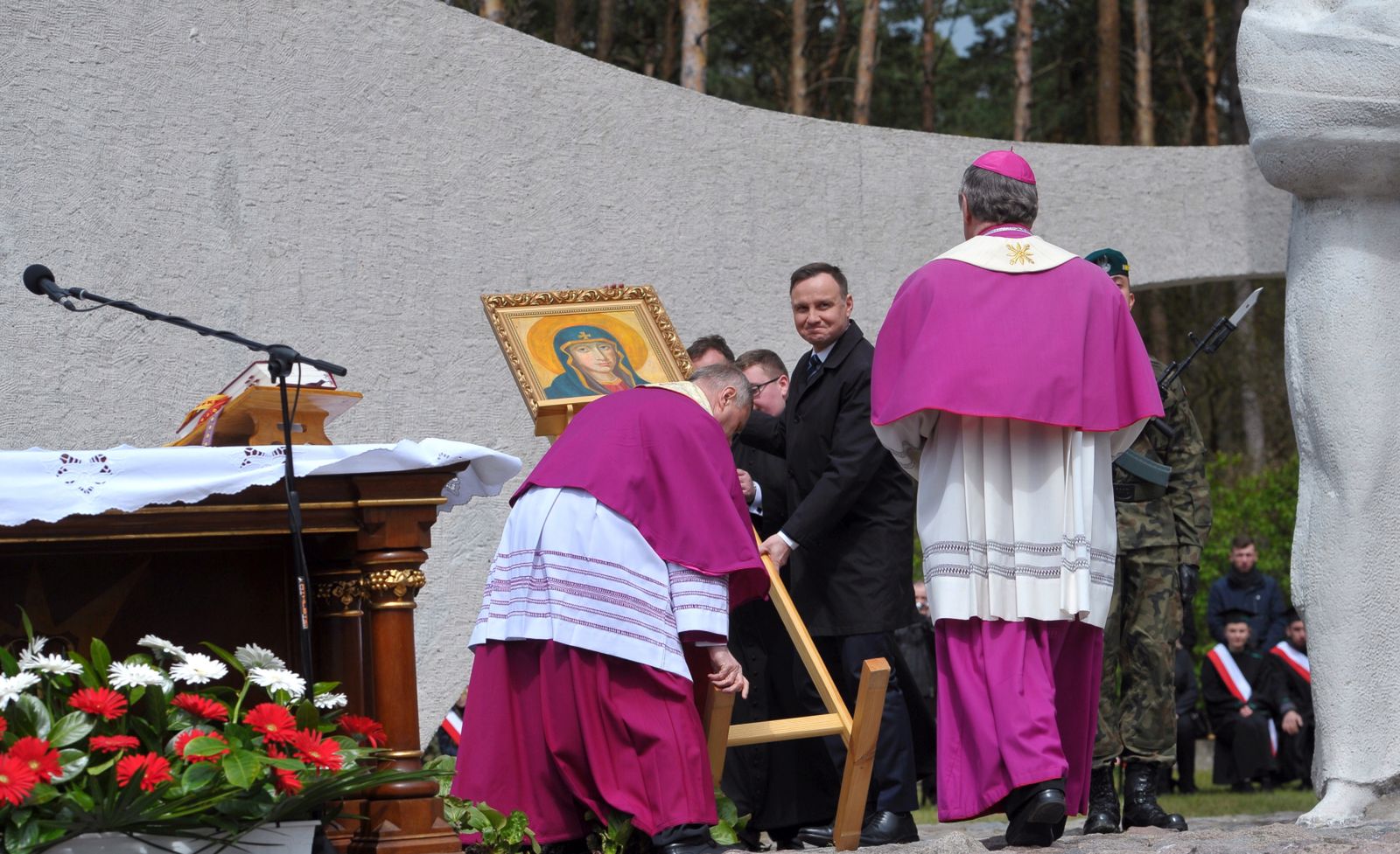 Andrzej Duda znowu ratuje. Tym razem święty obraz