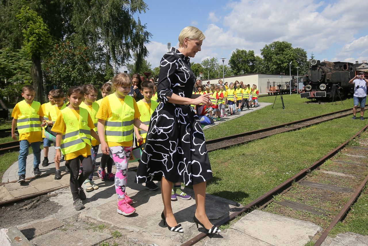 Co robi Agata Duda? Radzi dzieciom, jak bezpiecznie przejść przez tory