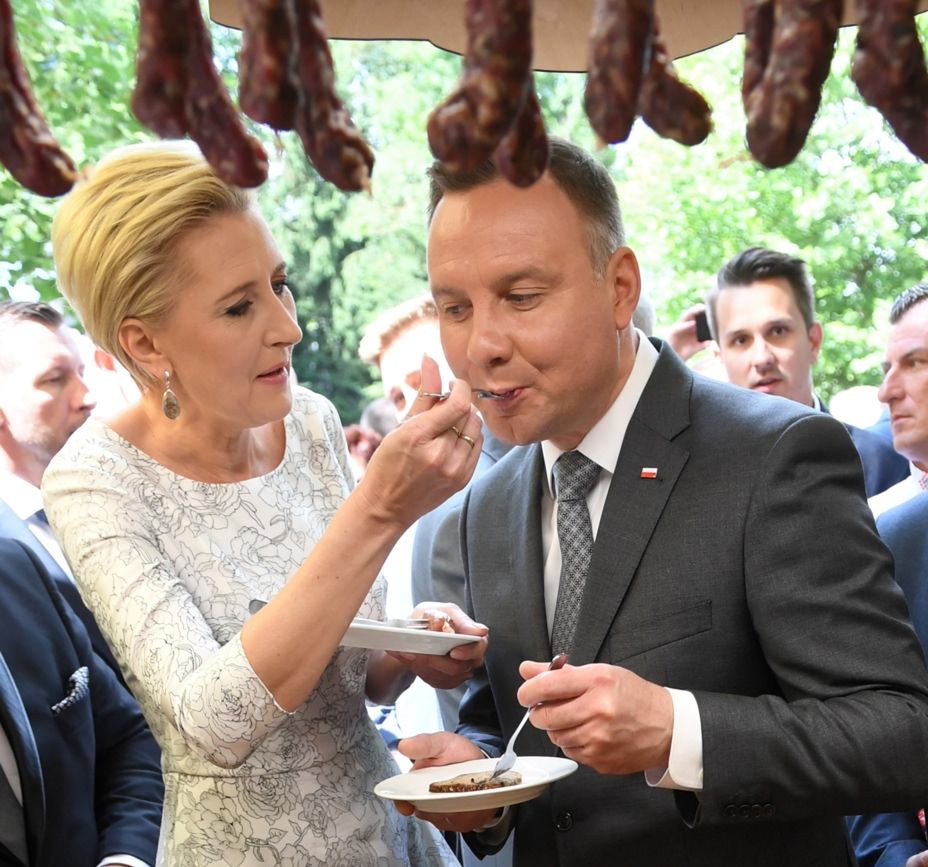 Prezydent Andrzej Duda karmiony przez żonę. Nie ukrywają uczucia przed obywatelami