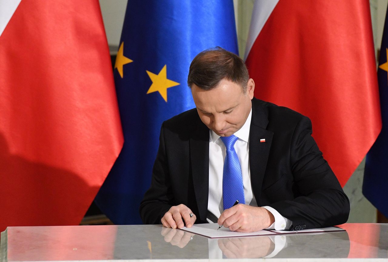 Andrzej Duda podpisał ustawę obniżającą pensje posłom. Teraz "będzie skromniej"