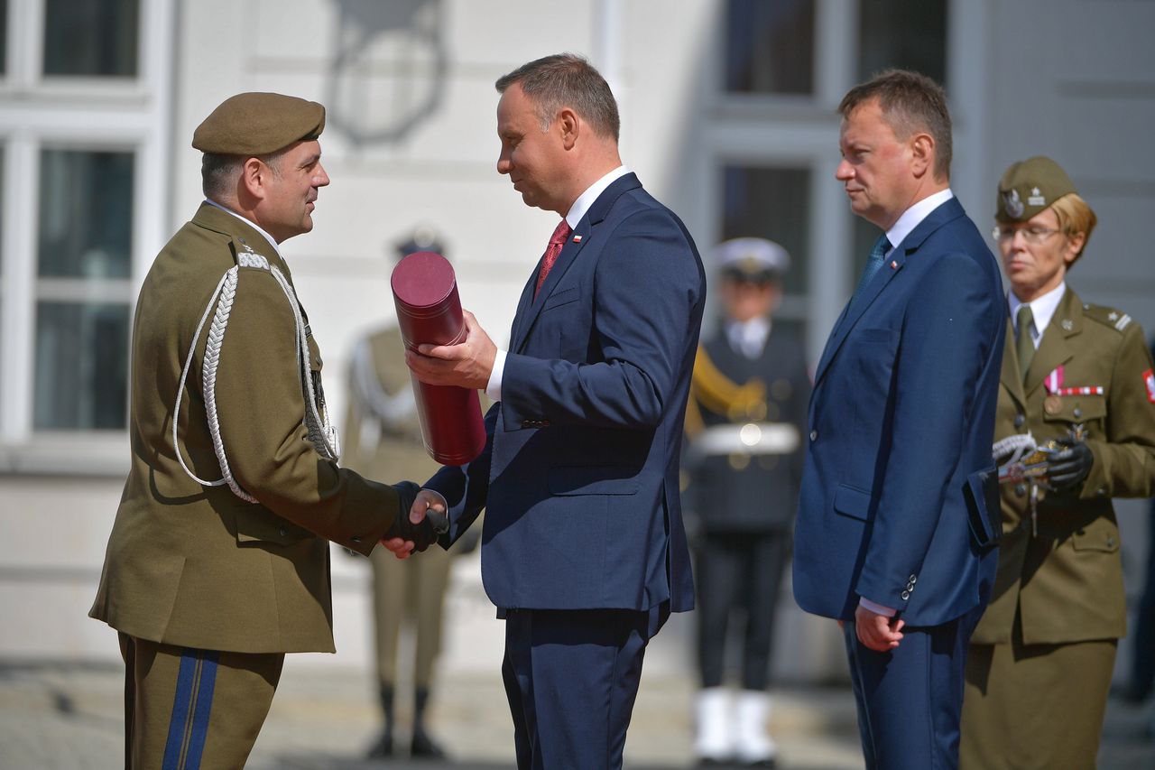 Prezydent wręczy awanse generalskie. Maciej Lasek krytykuje