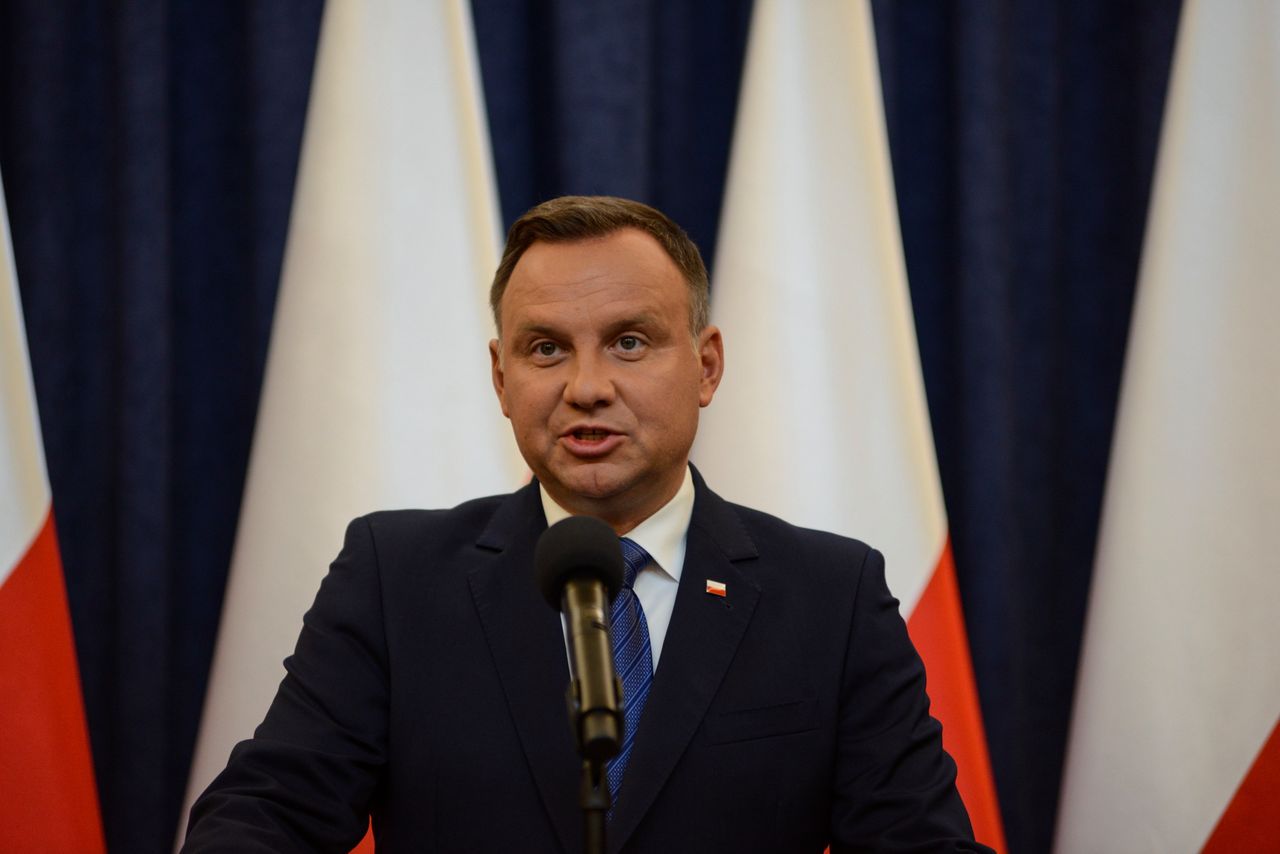 Okrzyki przed Pałacem Prezydenckim. Andrzej Duda ma przyjąć ślubowania od sędziów SN