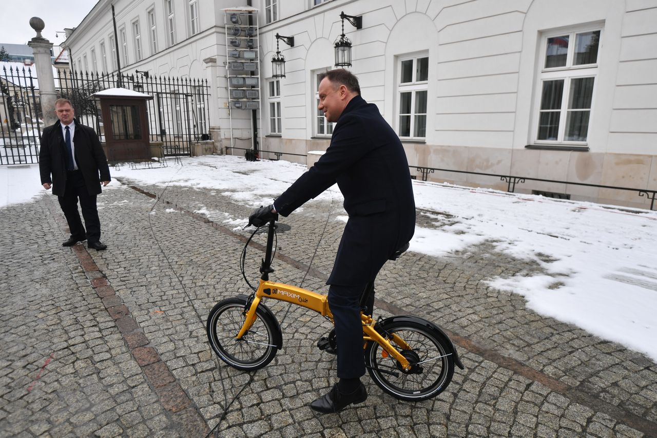 Prezydent szalał elektrykami. Jazda na dwa i cztery koła