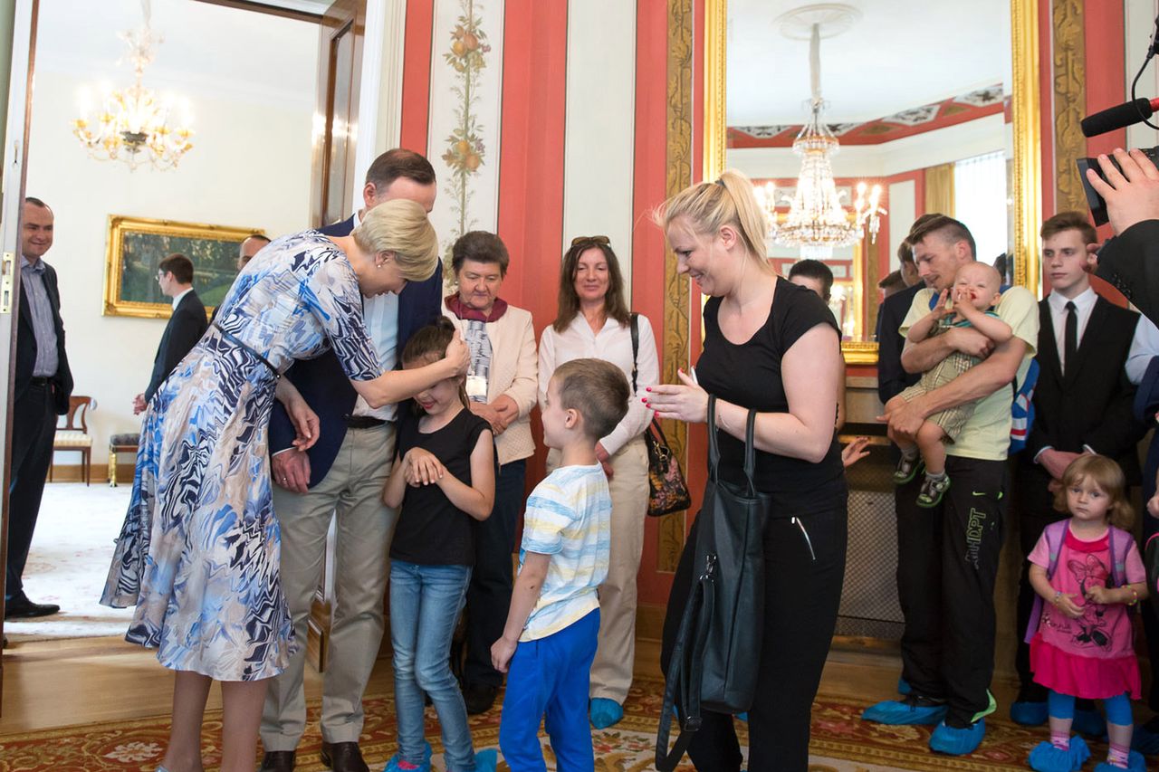 Dzieci i rodzice w foliowych kapciach w Belwederze. Skąd taki zwyczaj?