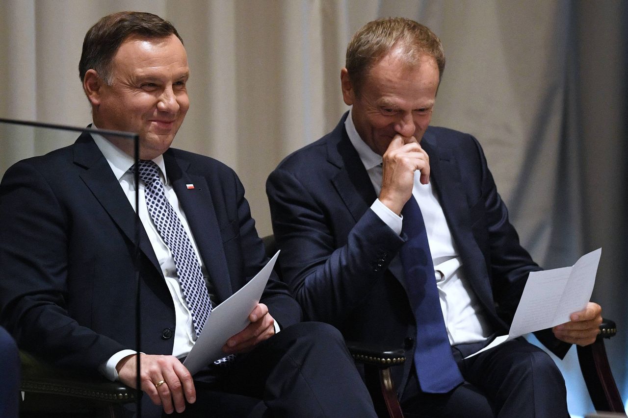 Tajemnica słynnego zdjęcia rozwiązana. Andrzej Duda wyznał, czym tak rozbawił Donalda Tuska