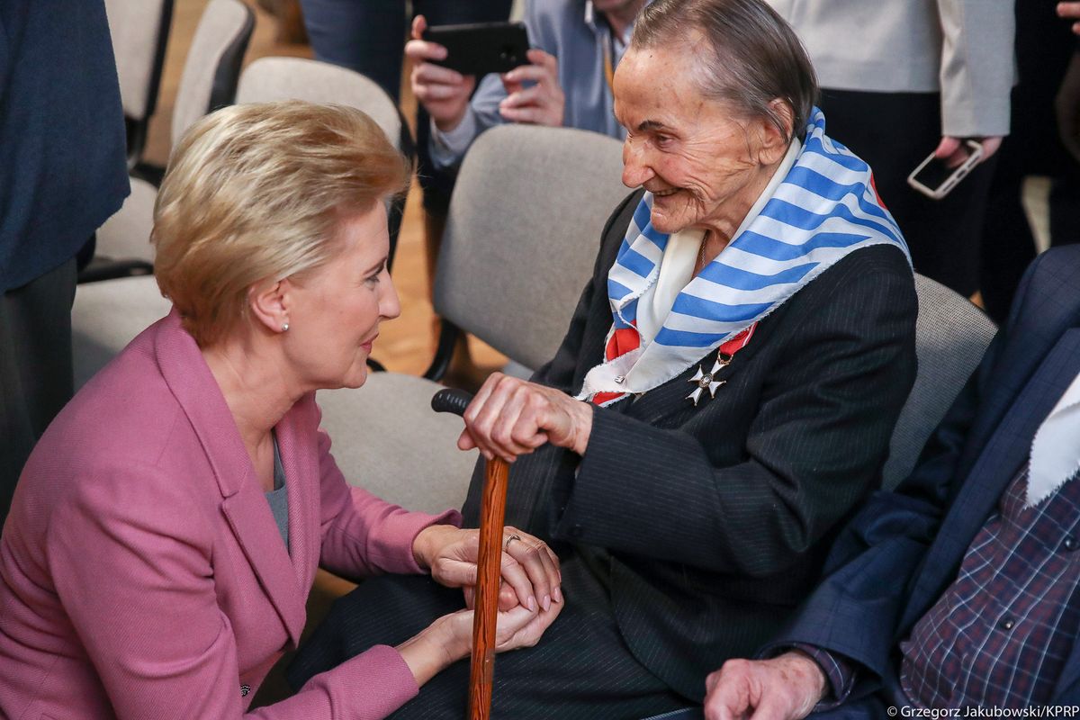 Agata Kornhauser-Duda na spotkaniu z byłymi więźniami Auschwitz-Birkenau. Wzruszająca fotografia