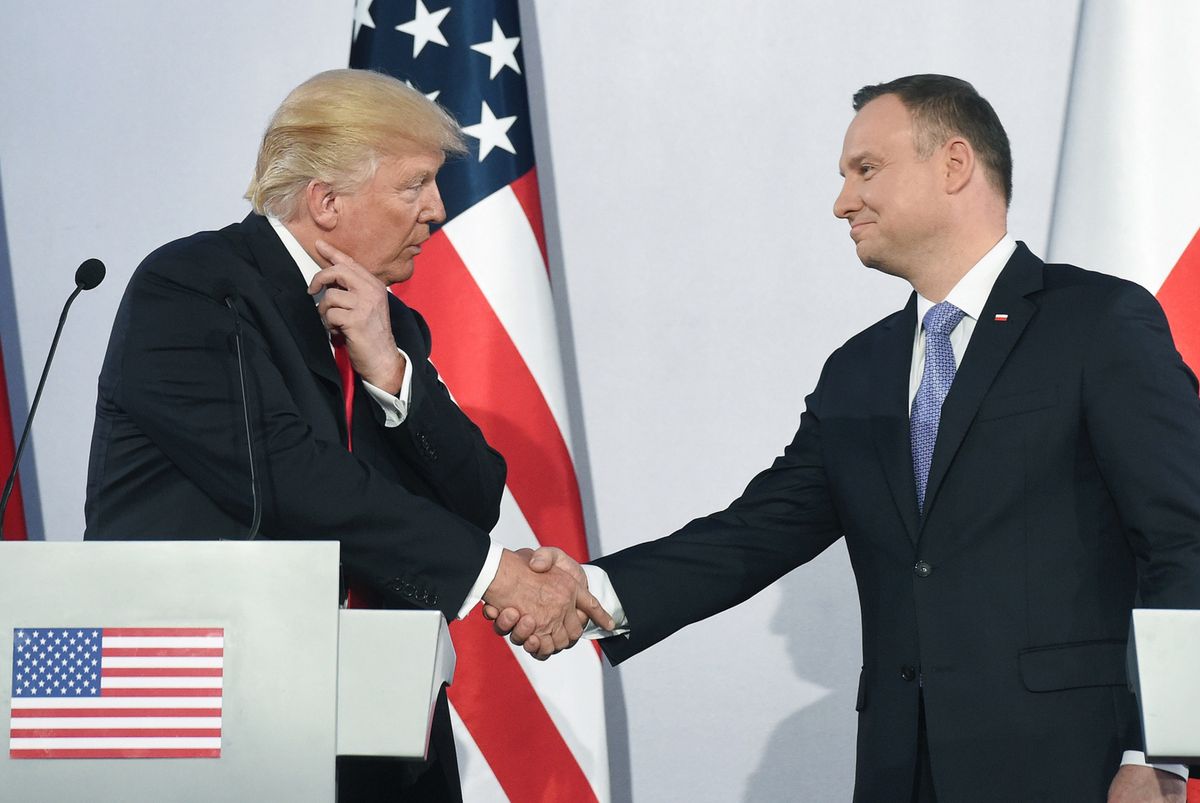 Wizyta Trumpa w Polsce. Prezydenci odpowiadają na niewygodne pytania. "Ta stacja za mną nie przepada"
