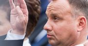 Prezydent Andrzej Duda na obchodach Powstania Warszawskiego. Nie mógł opędzić się od osy