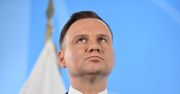 Andrzej Duda pozuje przy umywalce z filmu "Cztery wesela i pogrzeb"