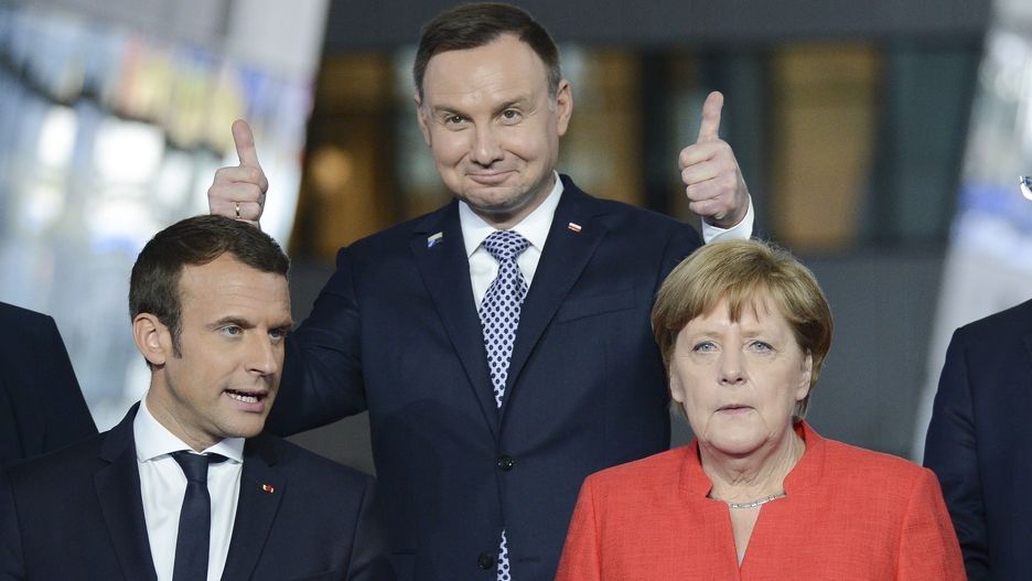 Emmanuel Macron, Andrzej Duda i Angela Merkel w Brukseli, maj 2017 
