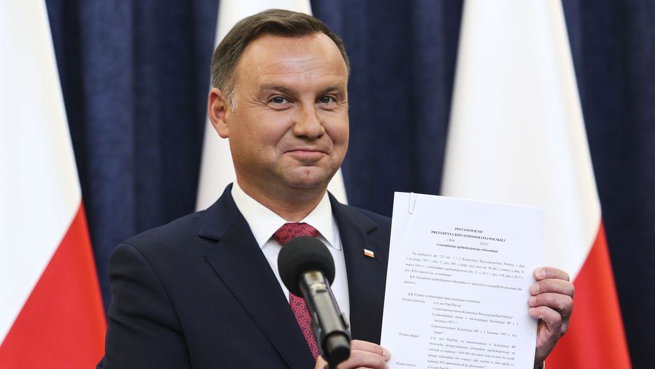 Prezydent Andrzej Duda prezentuje postanowienie o zarządzeniu referendum konsultacyjnego