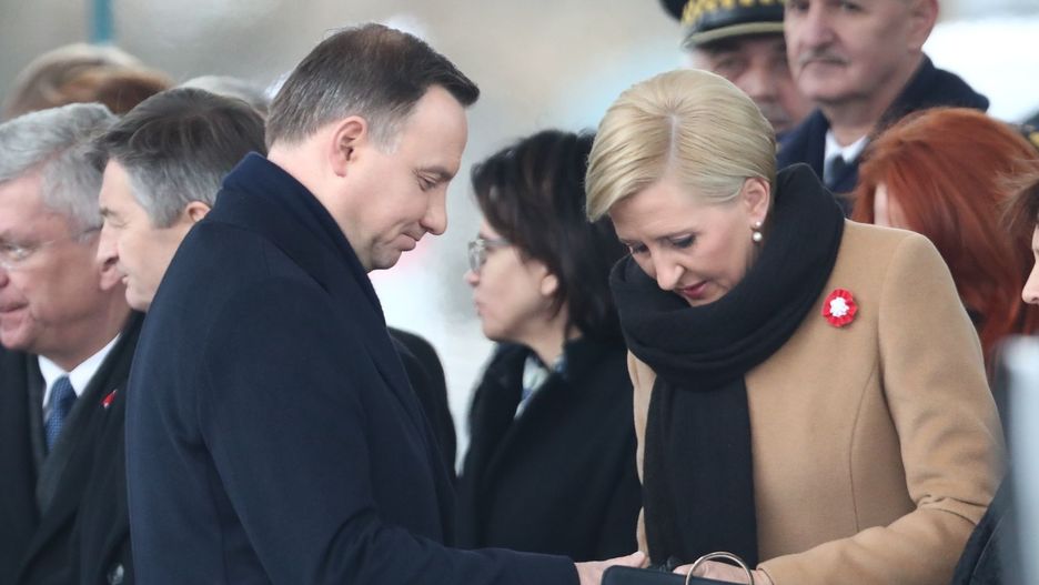 Polacy uważają, że Andrzej Duda powinien powstrzymać się z poszukiwaniem 2 mld dolarów. Ameryka też powinna się dołożyć.