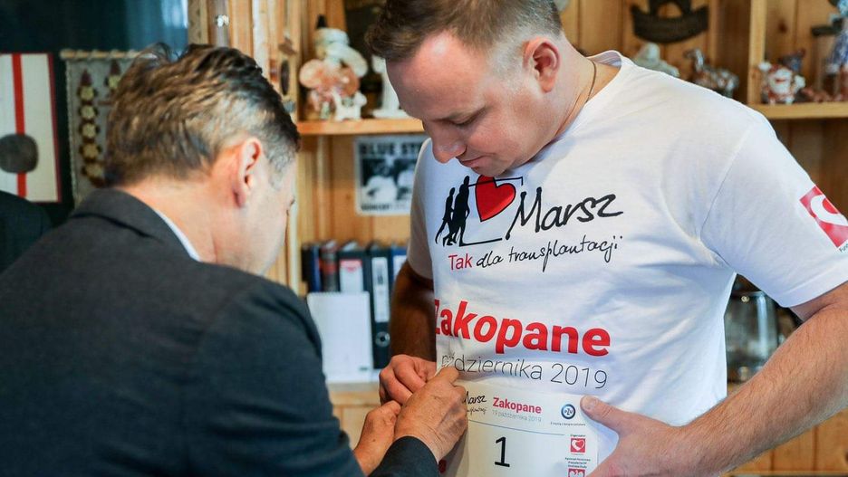 Andrzej Duda w koszulce, która została przekazana na licytację WOŚP