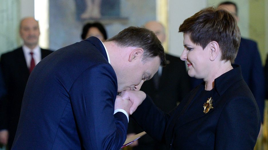 Prezydent Andrzej Duda i Beata Szydło podczas uroczystości w Pałacu Prezydenckim 13 listopada 2015 r.