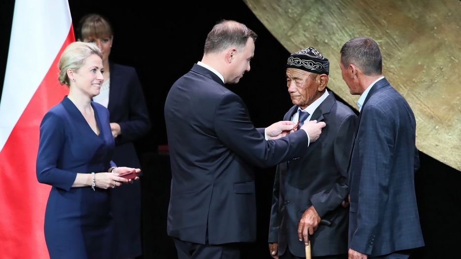 Warszawa. Prezydent Andrzej Duda i odznaczony Tassybaj Abdikarimow