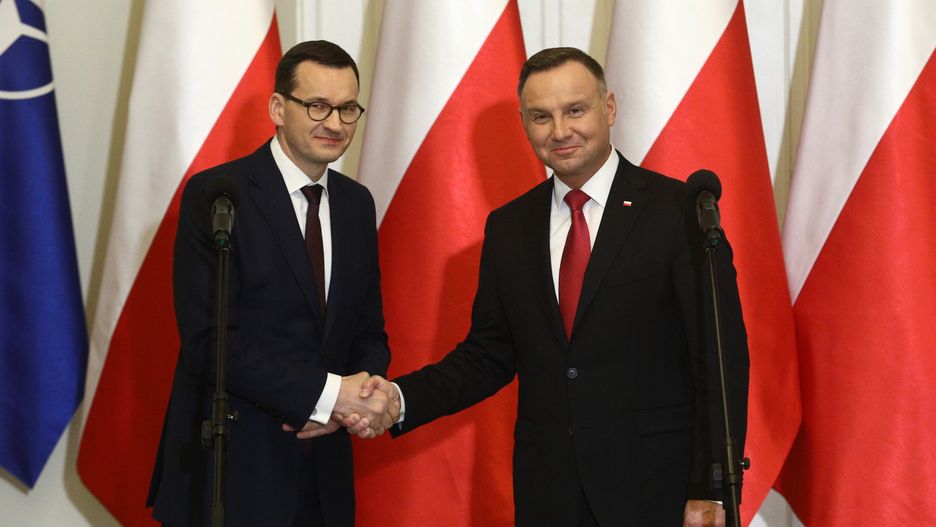 Sondaż. Polacy najbardziej ufają Andrzejowi Dudzie i Mateuszowi Morawieckiemu